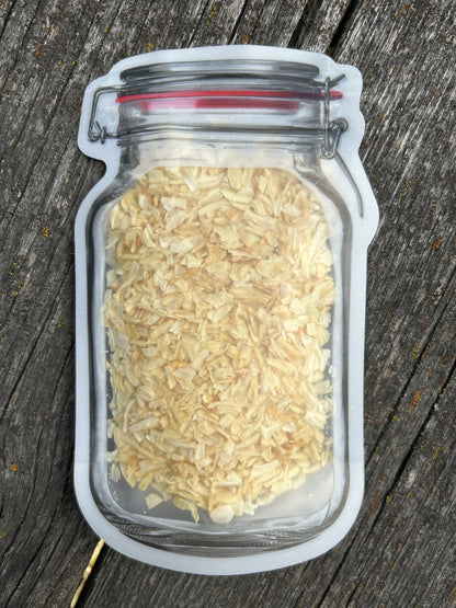 A mason jar pouch with a red-seal lid and wire clamp, filled with light beige smoked onion flakes, set on a weathered wooden surface. Culinary tags: vegan, plant‑based, gourmet chef, Maas BBQ, smoked onion flakes; use for seasoning BBQ dishes, vegan sauces, or gourmet plant‑based recipes.
Culinary tags: vegan, plant‑based, gourmet, chef, Maas BBQ, smoked onion flakes, seasoning, BBQ flavor, mason jar pouch.