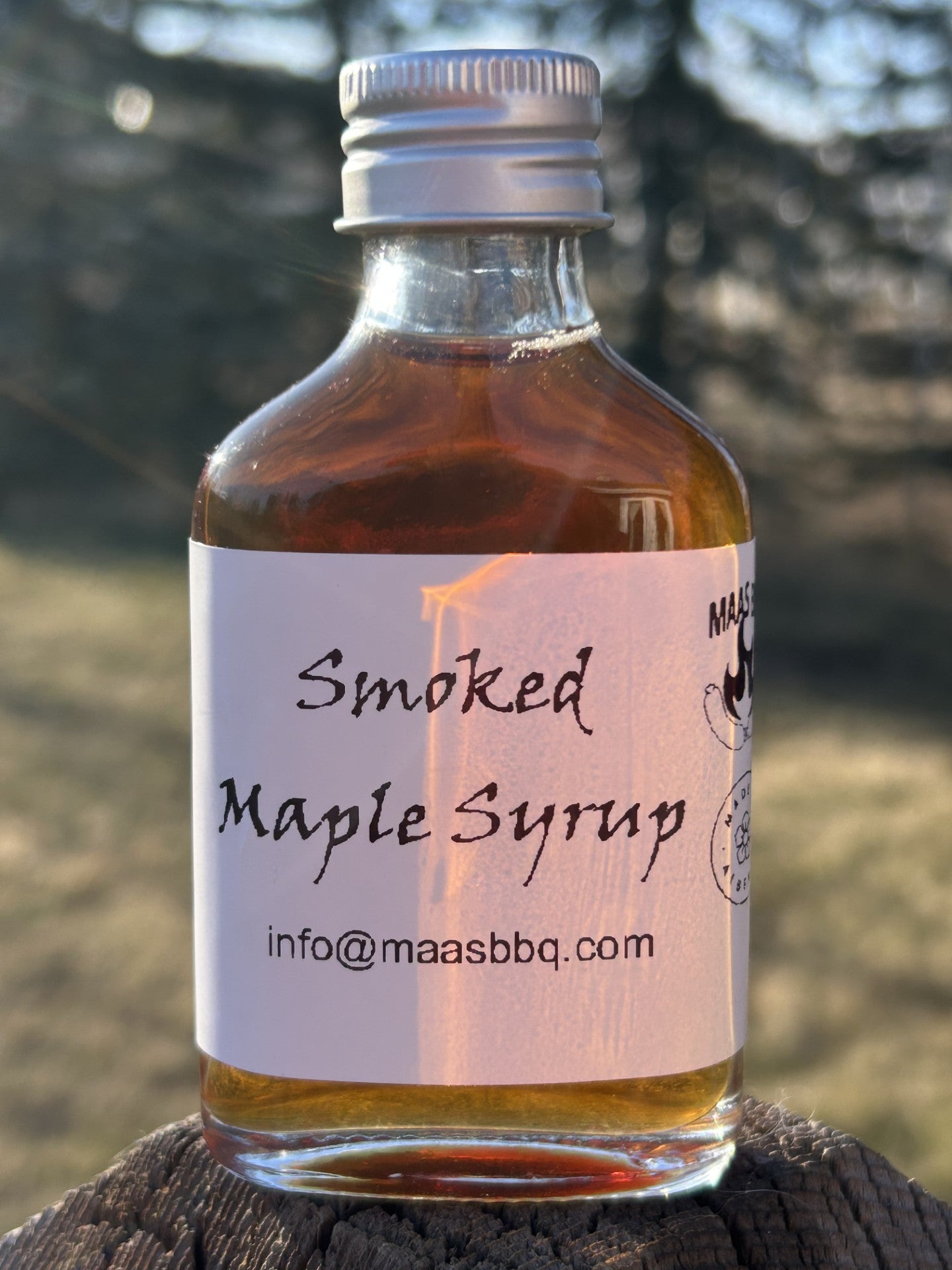 Premium smoked organic maple syrup bottle by Maas BBQ, a unique gourmet foodie gift made in Alberta, Canada – perfect for BBQ cooking, recipes with smoked spices, and high‑end culinary creations; Canada’s favorite smoked maple syrup for cooking and gourmet cuisine. Unique Gourmet BBQ Cooking Ingredient, Canada’s Favorite Foodie Gift, Made in Alberta, Canada