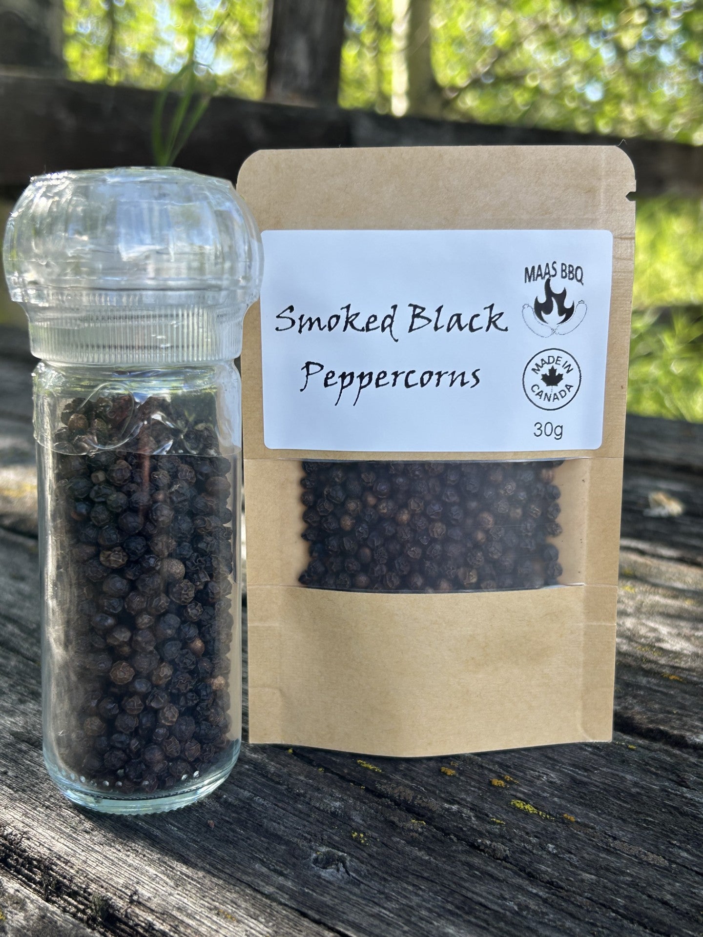 Maas BBQ Smoked Black Peppercorns, a premium 30g pack of smoked black pepper grains with grinder. Ideal for chefs and foodies seeking unique flavors in BBQ, cooking, and gourmet gifts; perfect for seasoning meats, sauces, and high‑end culinary dishes with executive‑quality smoked black pepper blend. Made in Alberta Canada